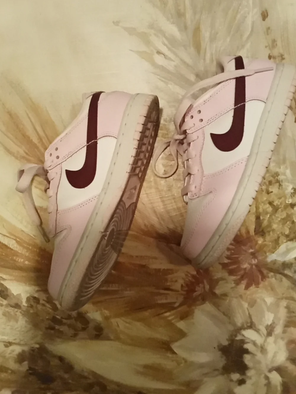 Girls Nikes Sz 1